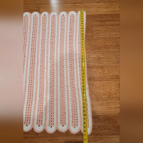 Hand Crochet Vintage Baby Blanket Throw,Salmon & White Color Scalloped Edge - Picture 3 of 13